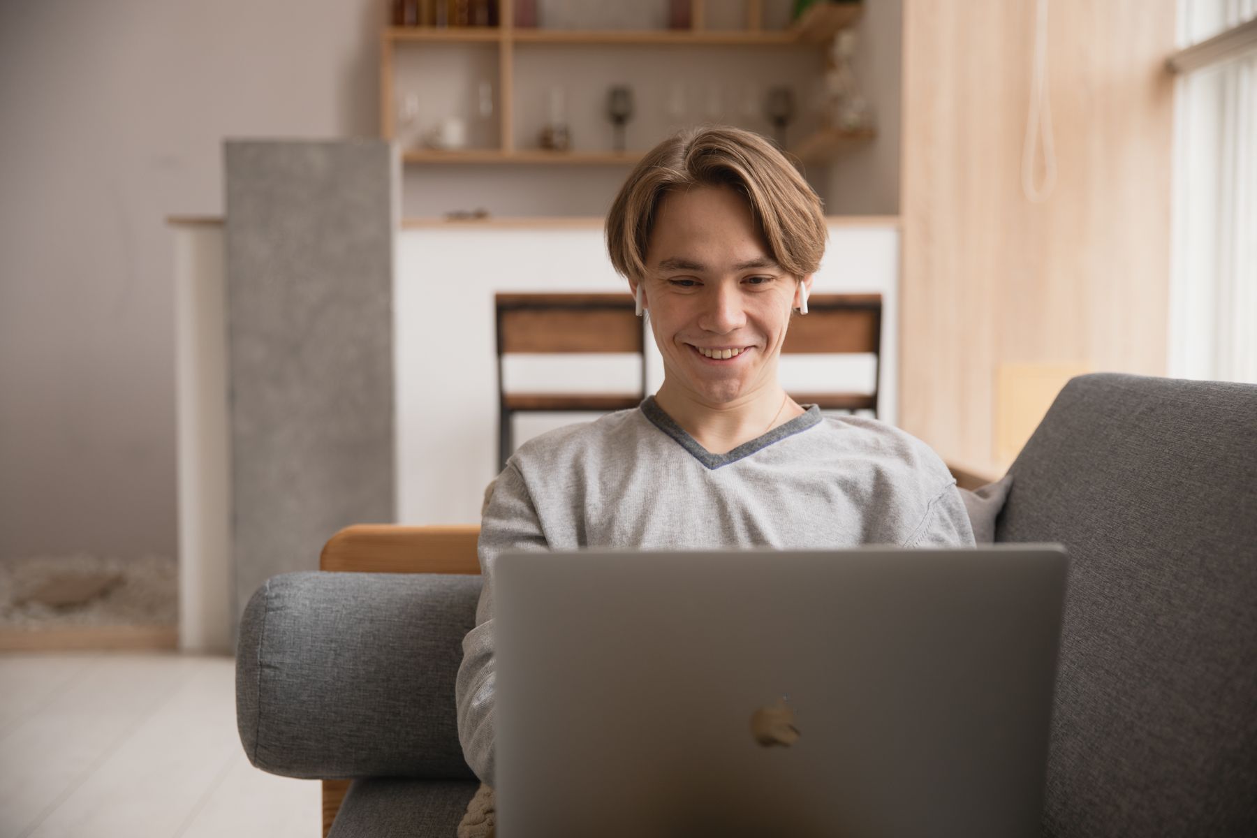 Jovem consultando informações no computador